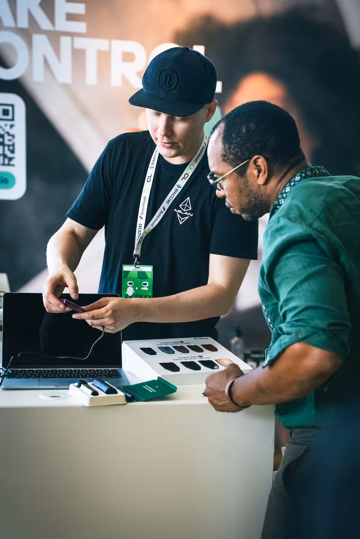 Lauri Hänninen showcasing products at ETHCC conference
