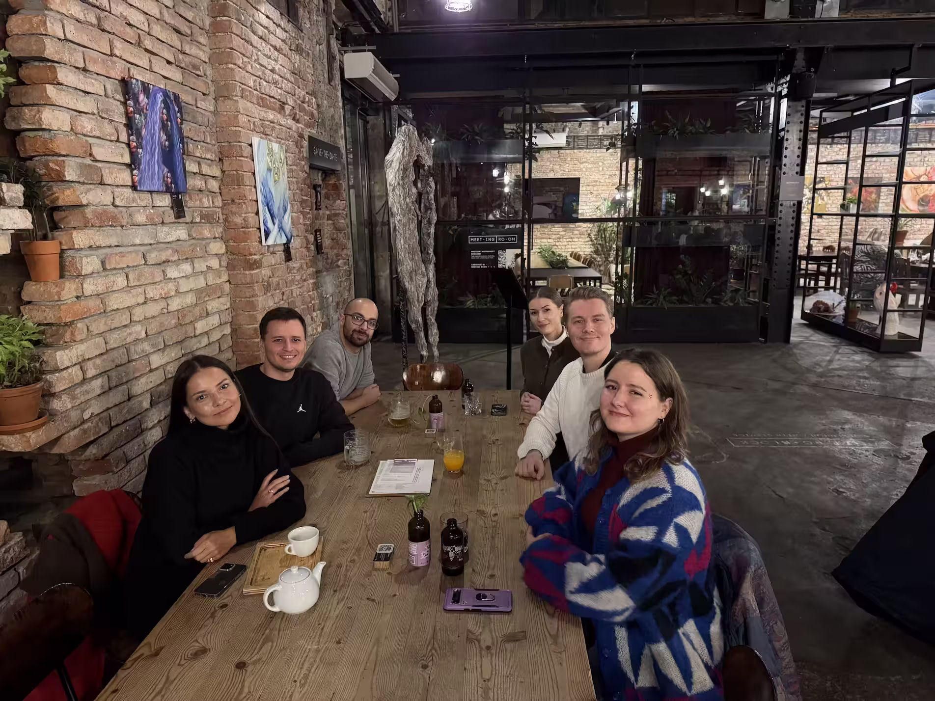 Lauri Hänninen's Product Marketing Prague meetup at a café