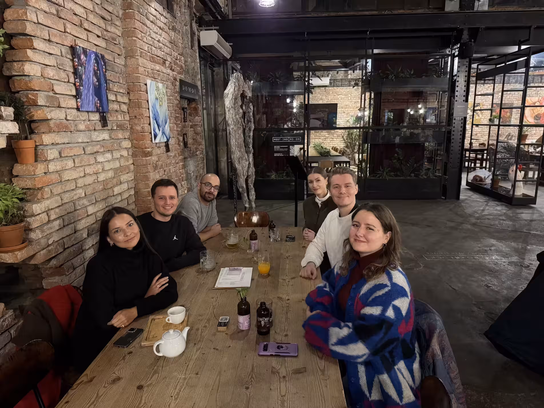 Lauri Hänninen's Product Marketing Prague meetup at a café
